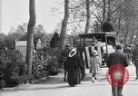 Standbild amerikanischer Soldat die Beerdigung auf dem Friedhof Kerfautras Brest Frankreich, 1918, aus Sekunde 19 historischem Filmmaterial Videoclip 65675070094