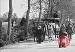 Standbild amerikanischer Soldat die Beerdigung auf dem Friedhof Kerfautras Brest Frankreich, 1918, aus Sekunde 21 historischem Filmmaterial Videoclip 65675070094