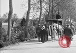 Standbild amerikanischer Soldat die Beerdigung auf dem Friedhof Kerfautras Brest Frankreich, 1918, aus Sekunde 22 historischem Filmmaterial Videoclip 65675070094