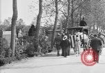 Standbild amerikanischer Soldat die Beerdigung auf dem Friedhof Kerfautras Brest Frankreich, 1918, aus Sekunde 23 historischem Filmmaterial Videoclip 65675070094