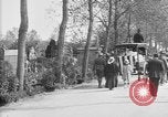 Standbild amerikanischer Soldat die Beerdigung auf dem Friedhof Kerfautras Brest Frankreich, 1918, aus Sekunde 24 historischem Filmmaterial Videoclip 65675070094