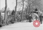 Standbild amerikanischer Soldat die Beerdigung auf dem Friedhof Kerfautras Brest Frankreich, 1918, aus Sekunde 25 historischem Filmmaterial Videoclip 65675070094
