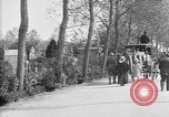 Standbild amerikanischer Soldat die Beerdigung auf dem Friedhof Kerfautras Brest Frankreich, 1918, aus Sekunde 26 historischem Filmmaterial Videoclip 65675070094
