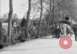 Standbild amerikanischer Soldat die Beerdigung auf dem Friedhof Kerfautras Brest Frankreich, 1918, aus Sekunde 27 historischem Filmmaterial Videoclip 65675070094