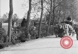 Standbild amerikanischer Soldat die Beerdigung auf dem Friedhof Kerfautras Brest Frankreich, 1918, aus Sekunde 28 historischem Filmmaterial Videoclip 65675070094