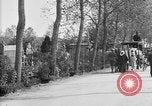 Standbild amerikanischer Soldat die Beerdigung auf dem Friedhof Kerfautras Brest Frankreich, 1918, aus Sekunde 29 historischem Filmmaterial Videoclip 65675070094
