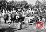 Standbild amerikanischer Soldat die Beerdigung auf dem Friedhof Kerfautras Brest Frankreich, 1918, aus Sekunde 30 historischem Filmmaterial Videoclip 65675070094