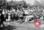 Standbild amerikanischer Soldat die Beerdigung auf dem Friedhof Kerfautras Brest Frankreich, 1918, aus Sekunde 32 historischem Filmmaterial Videoclip 65675070094