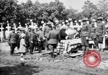 Standbild amerikanischer Soldat die Beerdigung auf dem Friedhof Kerfautras Brest Frankreich, 1918, aus Sekunde 33 historischem Filmmaterial Videoclip 65675070094
