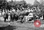 Standbild amerikanischer Soldat die Beerdigung auf dem Friedhof Kerfautras Brest Frankreich, 1918, aus Sekunde 34 historischem Filmmaterial Videoclip 65675070094