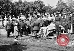 Standbild amerikanischer Soldat die Beerdigung auf dem Friedhof Kerfautras Brest Frankreich, 1918, aus Sekunde 35 historischem Filmmaterial Videoclip 65675070094