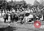 Standbild amerikanischer Soldat die Beerdigung auf dem Friedhof Kerfautras Brest Frankreich, 1918, aus Sekunde 36 historischem Filmmaterial Videoclip 65675070094
