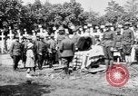 Standbild amerikanischer Soldat die Beerdigung auf dem Friedhof Kerfautras Brest Frankreich, 1918, aus Sekunde 37 historischem Filmmaterial Videoclip 65675070094