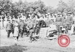 Standbild amerikanischer Soldat die Beerdigung auf dem Friedhof Kerfautras Brest Frankreich, 1918, aus Sekunde 38 historischem Filmmaterial Videoclip 65675070094