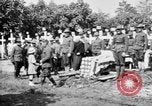Standbild amerikanischer Soldat die Beerdigung auf dem Friedhof Kerfautras Brest Frankreich, 1918, aus Sekunde 39 historischem Filmmaterial Videoclip 65675070094