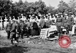 Standbild amerikanischer Soldat die Beerdigung auf dem Friedhof Kerfautras Brest Frankreich, 1918, aus Sekunde 40 historischem Filmmaterial Videoclip 65675070094