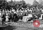 Standbild amerikanischer Soldat die Beerdigung auf dem Friedhof Kerfautras Brest Frankreich, 1918, aus Sekunde 41 historischem Filmmaterial Videoclip 65675070094