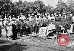 Standbild amerikanischer Soldat die Beerdigung auf dem Friedhof Kerfautras Brest Frankreich, 1918, aus Sekunde 42 historischem Filmmaterial Videoclip 65675070094