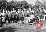 Standbild amerikanischer Soldat die Beerdigung auf dem Friedhof Kerfautras Brest Frankreich, 1918, aus Sekunde 43 historischem Filmmaterial Videoclip 65675070094