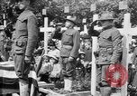 Standbild amerikanischer Soldat die Beerdigung auf dem Friedhof Kerfautras Brest Frankreich, 1918, aus Sekunde 44 historischem Filmmaterial Videoclip 65675070094
