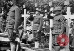 Standbild amerikanischer Soldat die Beerdigung auf dem Friedhof Kerfautras Brest Frankreich, 1918, aus Sekunde 46 historischem Filmmaterial Videoclip 65675070094