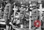 Standbild amerikanischer Soldat die Beerdigung auf dem Friedhof Kerfautras Brest Frankreich, 1918, aus Sekunde 47 historischem Filmmaterial Videoclip 65675070094