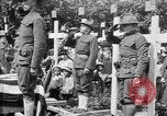 Standbild amerikanischer Soldat die Beerdigung auf dem Friedhof Kerfautras Brest Frankreich, 1918, aus Sekunde 48 historischem Filmmaterial Videoclip 65675070094