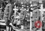 Standbild amerikanischer Soldat die Beerdigung auf dem Friedhof Kerfautras Brest Frankreich, 1918, aus Sekunde 49 historischem Filmmaterial Videoclip 65675070094