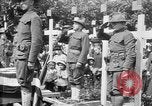 Standbild amerikanischer Soldat die Beerdigung auf dem Friedhof Kerfautras Brest Frankreich, 1918, aus Sekunde 50 historischem Filmmaterial Videoclip 65675070094
