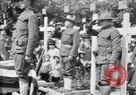 Standbild amerikanischer Soldat die Beerdigung auf dem Friedhof Kerfautras Brest Frankreich, 1918, aus Sekunde 51 historischem Filmmaterial Videoclip 65675070094