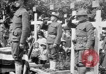 Standbild amerikanischer Soldat die Beerdigung auf dem Friedhof Kerfautras Brest Frankreich, 1918, aus Sekunde 52 historischem Filmmaterial Videoclip 65675070094