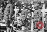 Standbild amerikanischer Soldat die Beerdigung auf dem Friedhof Kerfautras Brest Frankreich, 1918, aus Sekunde 53 historischem Filmmaterial Videoclip 65675070094