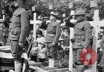 Standbild amerikanischer Soldat die Beerdigung auf dem Friedhof Kerfautras Brest Frankreich, 1918, aus Sekunde 54 historischem Filmmaterial Videoclip 65675070094