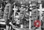 Standbild amerikanischer Soldat die Beerdigung auf dem Friedhof Kerfautras Brest Frankreich, 1918, aus Sekunde 55 historischem Filmmaterial Videoclip 65675070094