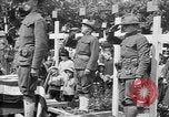 Standbild amerikanischer Soldat die Beerdigung auf dem Friedhof Kerfautras Brest Frankreich, 1918, aus Sekunde 56 historischem Filmmaterial Videoclip 65675070094