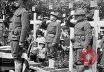Standbild amerikanischer Soldat die Beerdigung auf dem Friedhof Kerfautras Brest Frankreich, 1918, aus Sekunde 57 historischem Filmmaterial Videoclip 65675070094