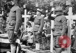 Standbild amerikanischer Soldat die Beerdigung auf dem Friedhof Kerfautras Brest Frankreich, 1918, aus Sekunde 60 historischem Filmmaterial Videoclip 65675070094