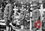 Standbild amerikanischer Soldat die Beerdigung auf dem Friedhof Kerfautras Brest Frankreich, 1918, aus Sekunde 61 historischem Filmmaterial Videoclip 65675070094