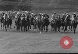 Standbild Epsom Derby Epsom Surrey England, 1961, aus Sekunde 29 historischem Filmmaterial Videoclip 65675070100