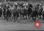 Standbild Epsom Derby Epsom Surrey England, 1961, aus Sekunde 32 historischem Filmmaterial Videoclip 65675070100