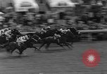 Standbild Epsom Derby Epsom Surrey England, 1961, aus Sekunde 53 historischem Filmmaterial Videoclip 65675070100