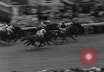 Standbild Epsom Derby Epsom Surrey England, 1961, aus Sekunde 54 historischem Filmmaterial Videoclip 65675070100