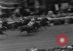 Standbild Epsom Derby Epsom Surrey England, 1961, aus Sekunde 55 historischem Filmmaterial Videoclip 65675070100