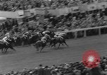 Standbild Epsom Derby Epsom Surrey England, 1961, aus Sekunde 58 historischem Filmmaterial Videoclip 65675070100