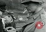 Immagine di Soldati statunitensi Cherbourg Normandia Francia, 1944, secondo 29 filmato di repertorio 65675070144