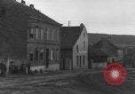 Standbild USA Soldaten Gressenich Deutschland, 1944, aus Sekunde 8 historischem Filmmaterial Videoclip 65675070146