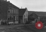Standbild USA Soldaten Gressenich Deutschland, 1944, aus Sekunde 11 historischem Filmmaterial Videoclip 65675070146