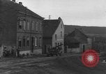 Standbild USA Soldaten Gressenich Deutschland, 1944, aus Sekunde 13 historischem Filmmaterial Videoclip 65675070146