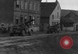Standbild USA Soldaten Gressenich Deutschland, 1944, aus Sekunde 18 historischem Filmmaterial Videoclip 65675070146