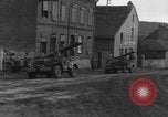 Standbild USA Soldaten Gressenich Deutschland, 1944, aus Sekunde 20 historischem Filmmaterial Videoclip 65675070146